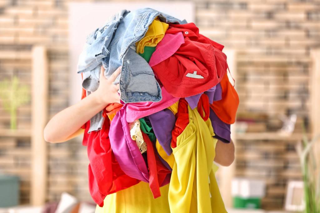 Нужен ваш совет: ну куда ж, собственно, складывать детю снятую одежду?..