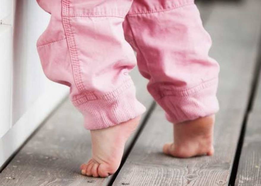 Ребенок в 1 год ходит на носочках. почему? доктор позвонков