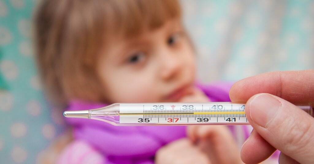 При какой температуре вызывать врача ребенку? | клиника семейный доктор, москва