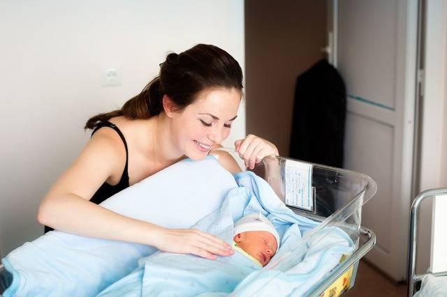 В гнезде аиста: 20 важных для молодой мамы этапов от приёмного покоя до выписки из роддома