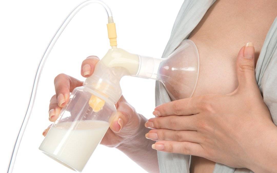 Как правильно сцеживать грудное молоко руками в бутылочку?
