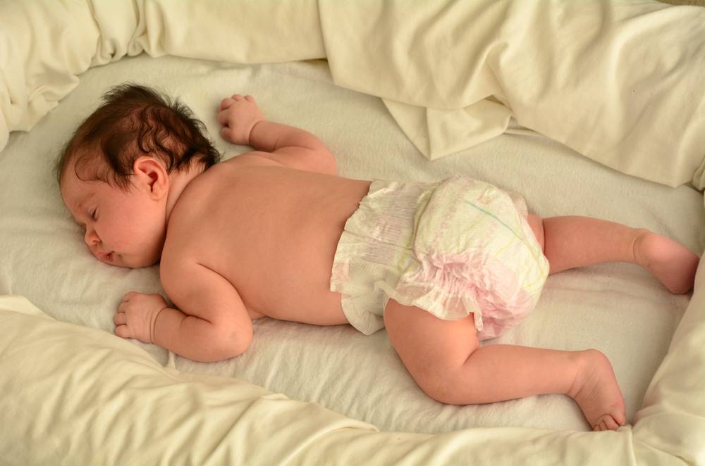 Узнаем можно ли новорожденному спать на животе после кормления? узнаем можно ли новорожденному спать на животе у мамы?