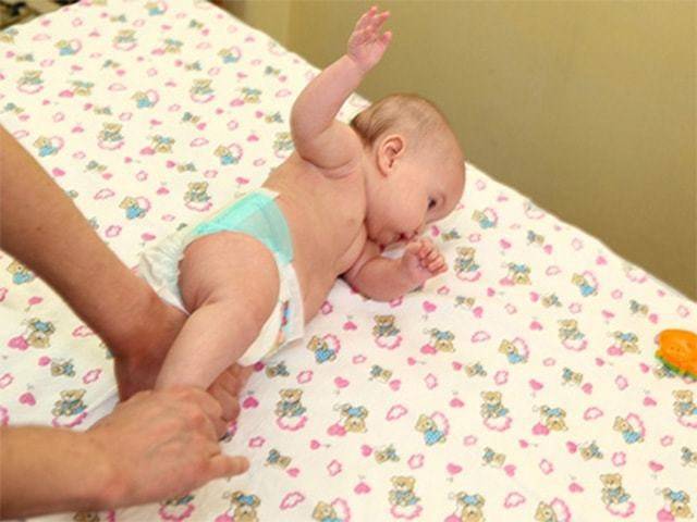 Как научить ребенка переворачиваться на живот, на спину, на бок — как помочь малышу