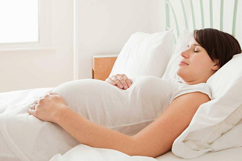 Поза для сна во время беременности – 3 триместра + 3 запрещенных!