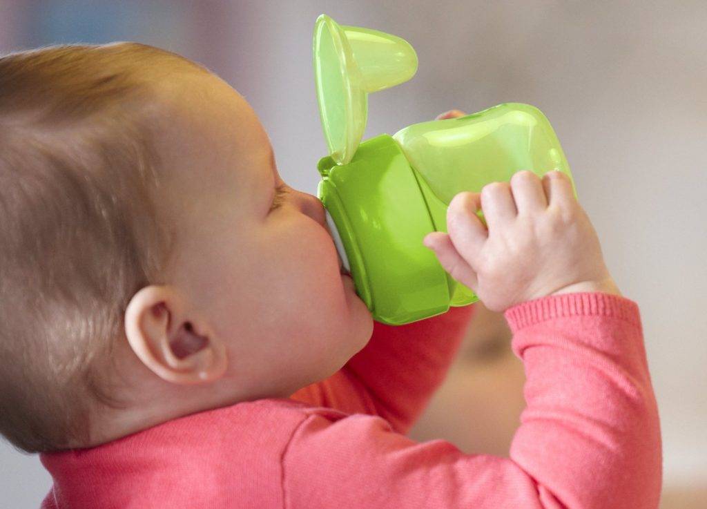 Как научить ребенка пить из кружки: советы и рекомендации
