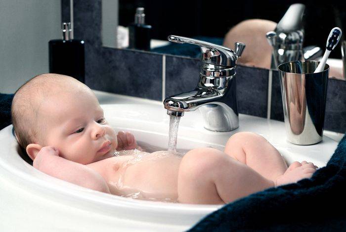 Как правильно брать ребенка при подмывании под краном: мальчика и девочку