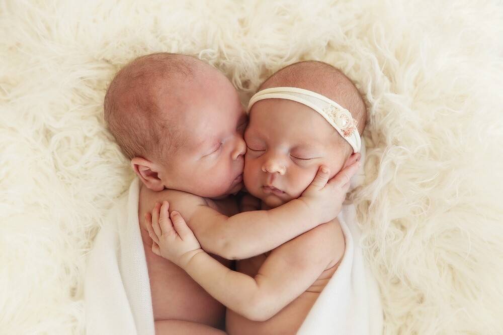 Уход за новорожденной двойней