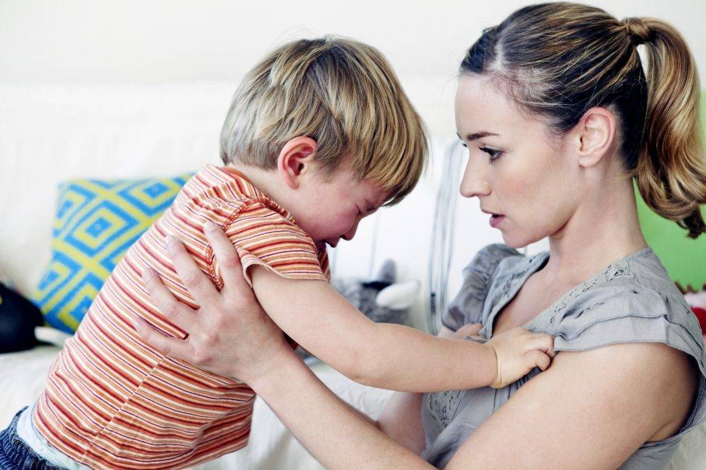 Ребенок не отпускает от себя маму ни на шаг: что делать? советы психолога