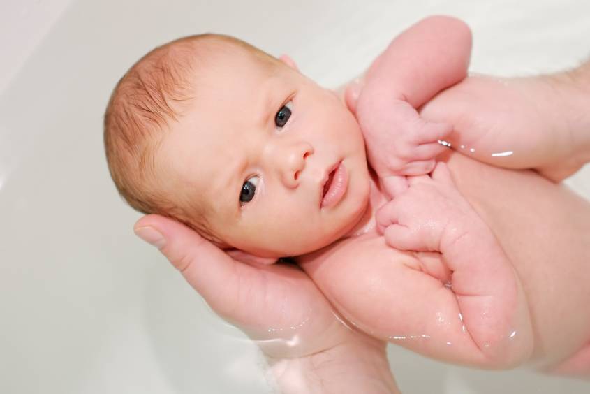 Температура воды для купания новорожденного: основные правила