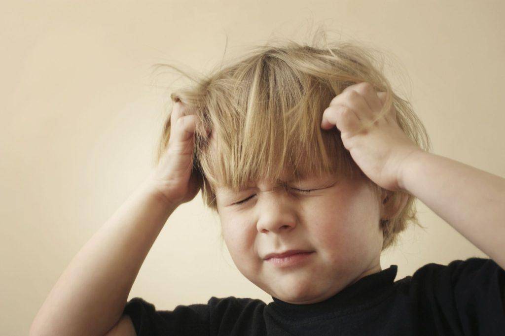 Ребенок бьет себя по голове: что происходит и как себя вести- детская психология