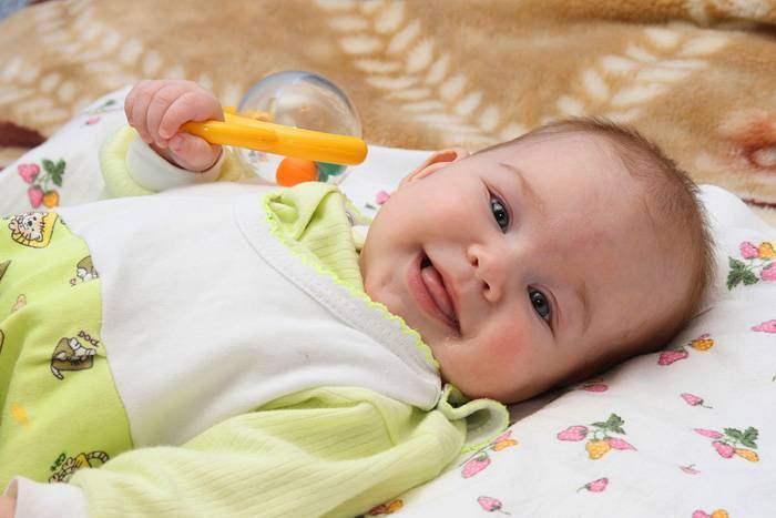 Развитие ребенка в 4 месяца: уход за младенцем, особенности питания и развивающие игры