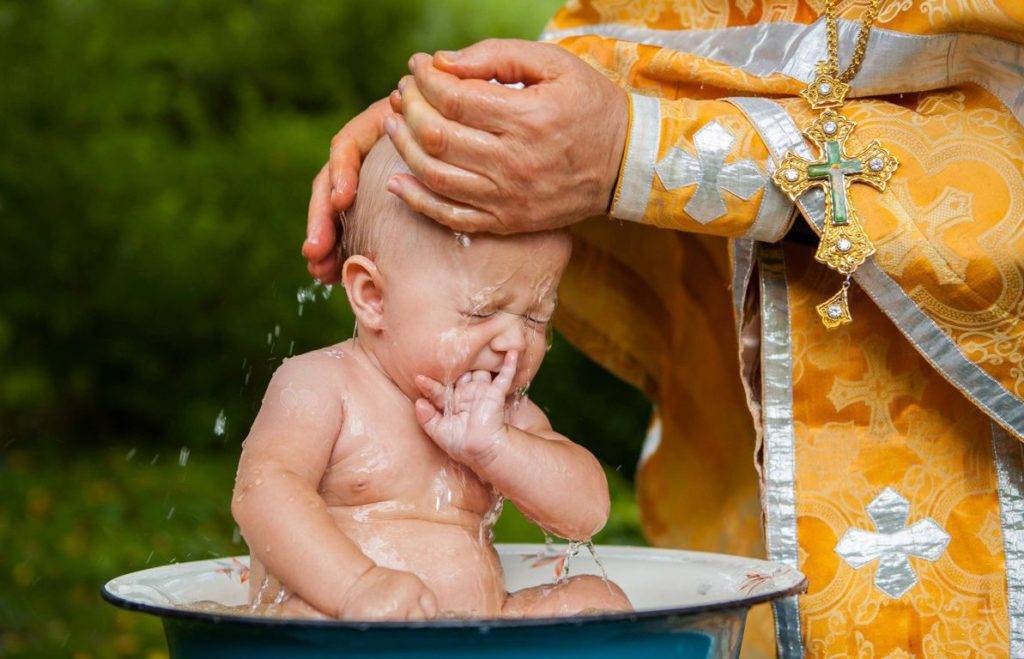 Что нужно знать родителям о крещении ребенка: правила и рекомендации