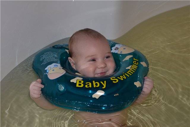 Круг для купания новорожденных. со скольки месяцев можно использовать?
