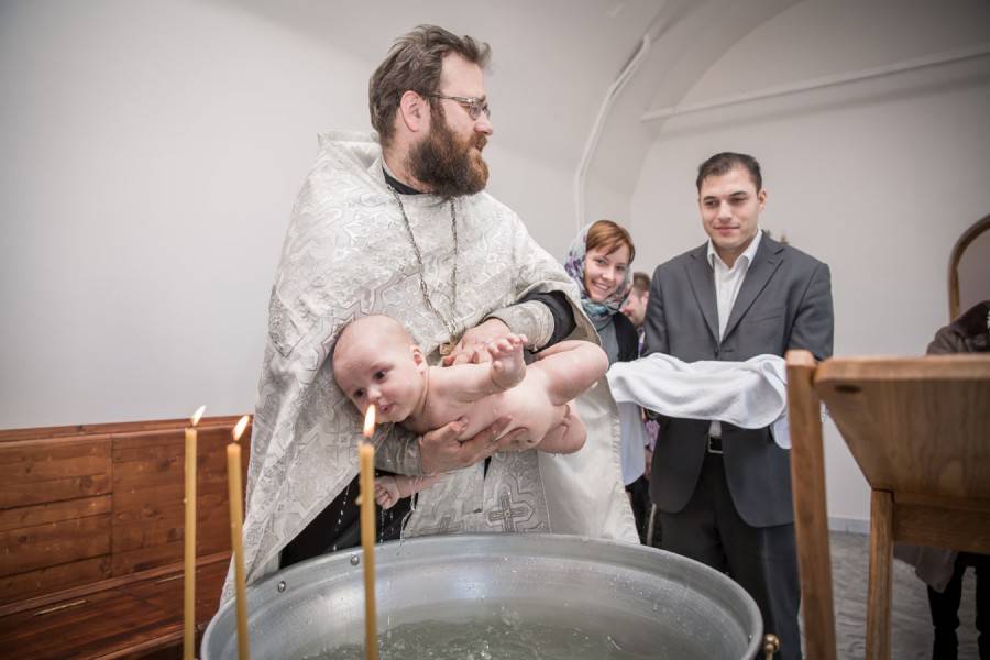 Крестить ли ребенка некрещеным родителям?