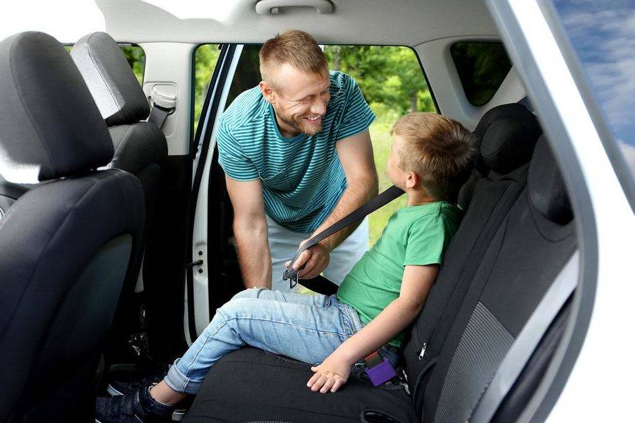 Когда дети могут ездить на переднем сиденье автомобиля: возрастной ценз