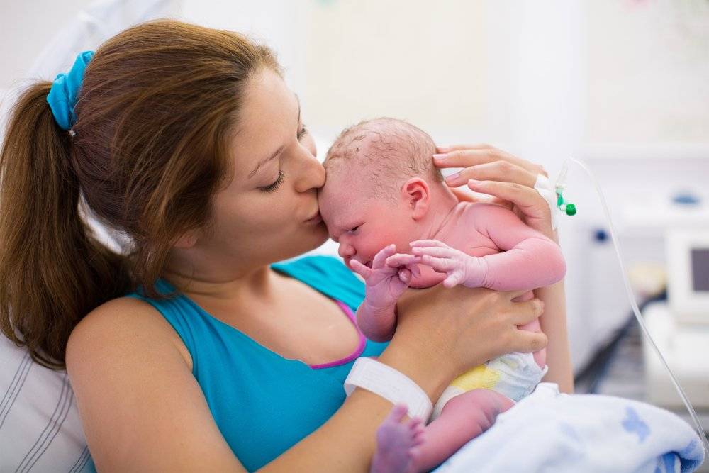 По каким причинам врачи могут на время разлучить маму и новорожденного малыша