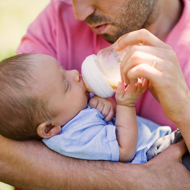Что необходимо знать молодым родителям, чтобы накормить новорожденного из бутылочки? основные правила