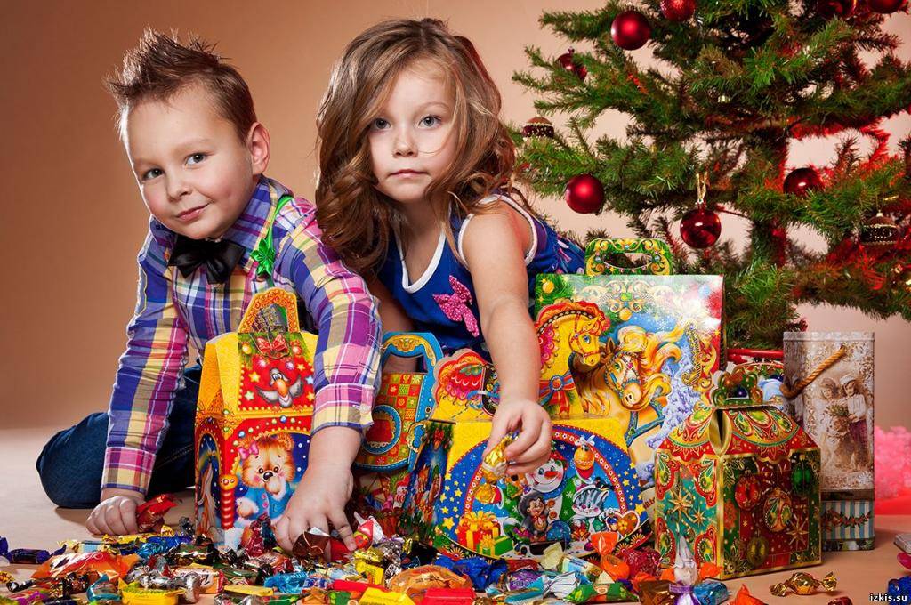 Что подарить ребёнку на новый год: оригинальные новогодние подарки для девочек и мальчиков
