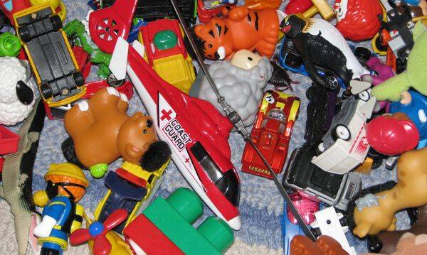 Почему ребенок разбрасывает игрушки и что делать с таким поведением?