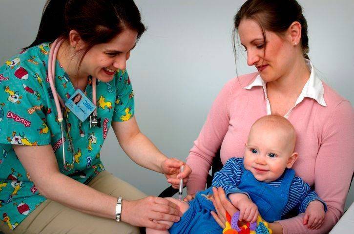 Какие прививки делают новорожденным детям в роддоме