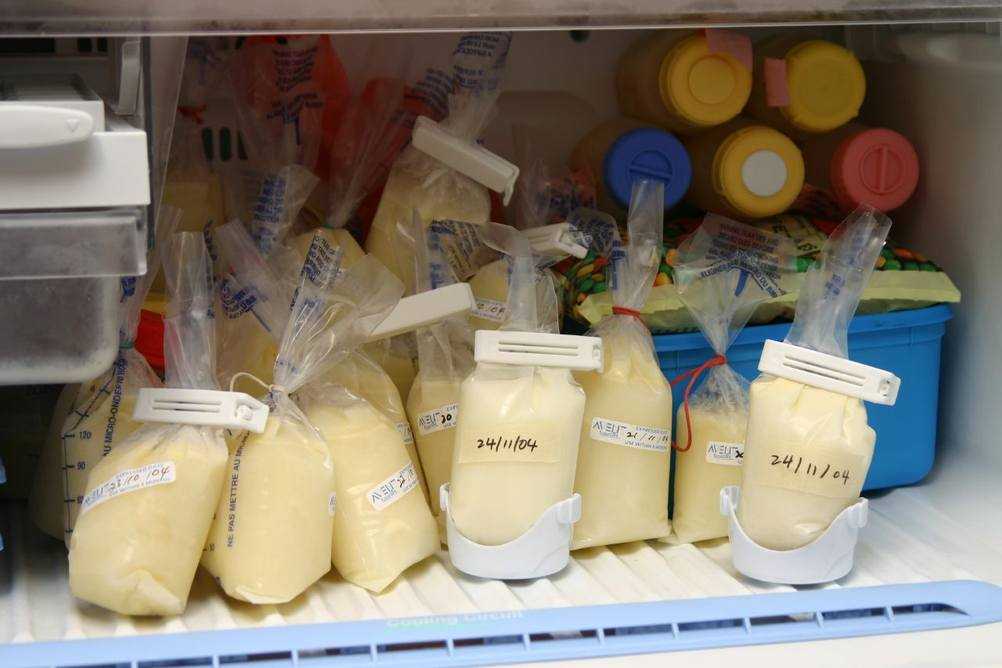 Как правильно сцеживать и сколько хранить грудное молоко