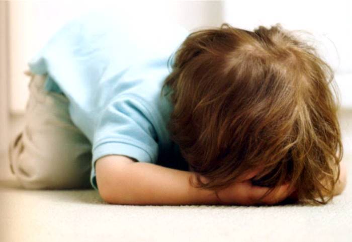 Почему ребенок бьет себя по голове: причины и методы исправить это