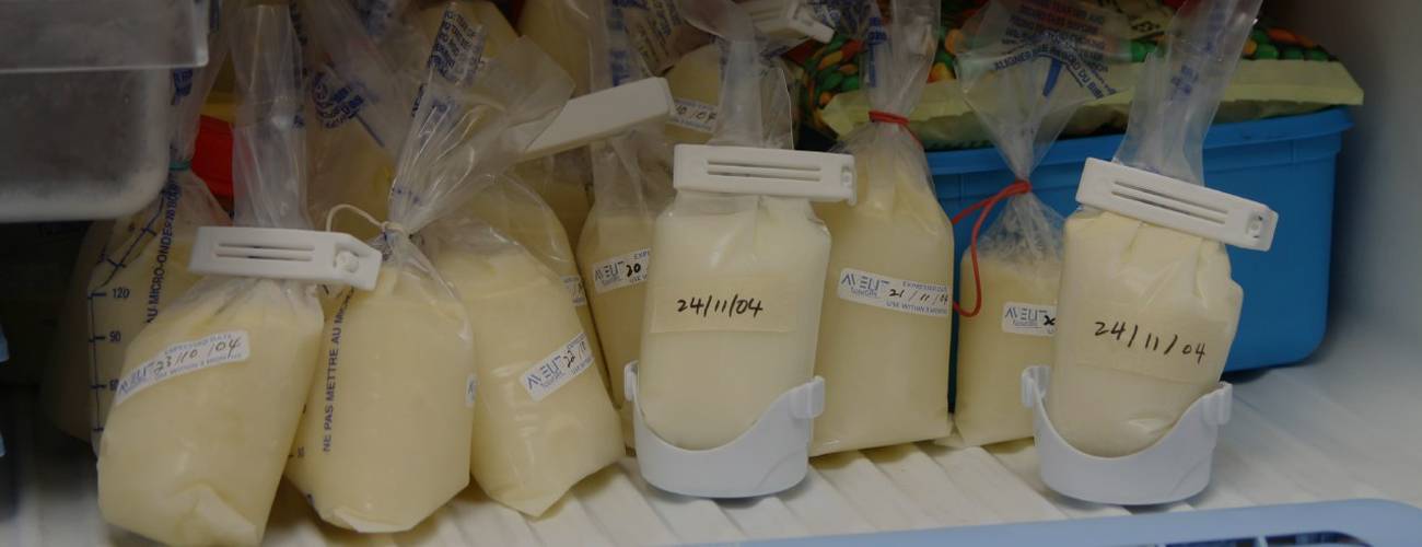 Как правильно сцеживать грудное молоко, как хранить?