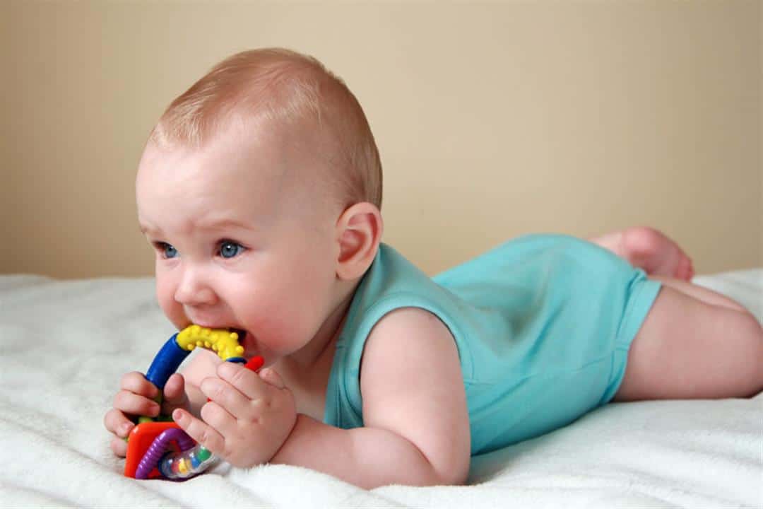 Четвертый месяц жизни новорожденного ребенка: развитие, вес, уход