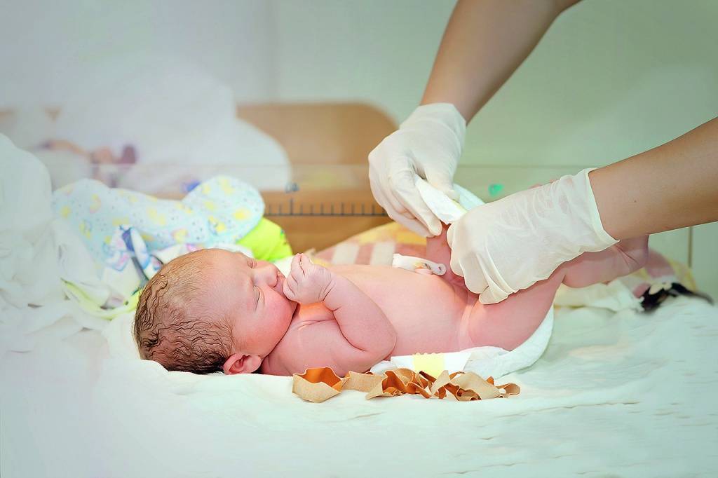 Каких врачей проходят в месяц новорожденные – осмотр грудничка в 1 месяц