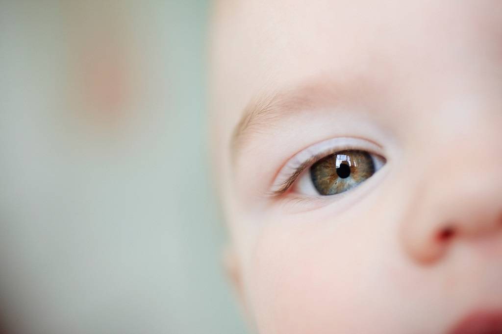 Когда у новорождённых меняется цвет глаз