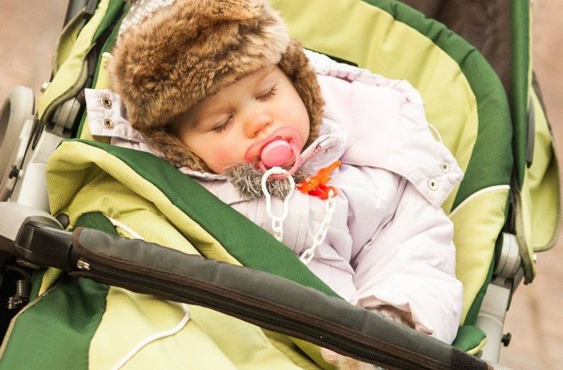 8 общих правил для зимних прогулок с новорождённым: как гулять, как одеть и не замерзнуть?