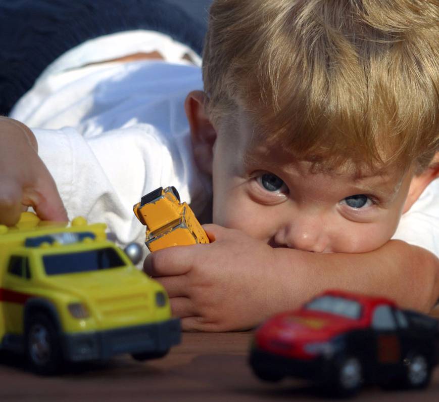 Почему ребенок ломает игрушки: как реагировать родителям
