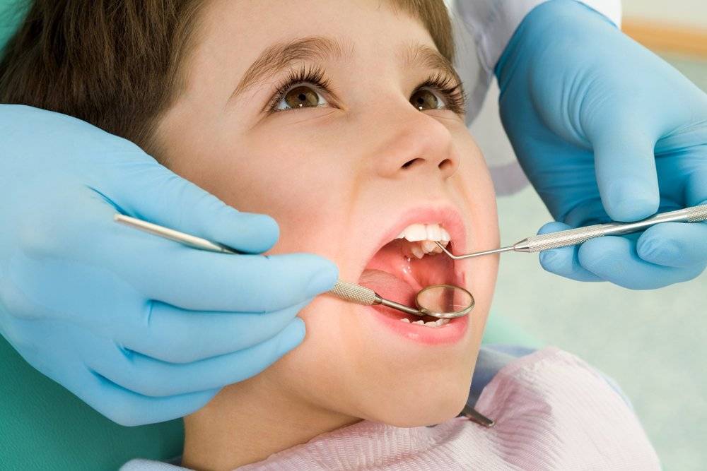 Особенности удаления молочных зубов у детей: показания и последствия