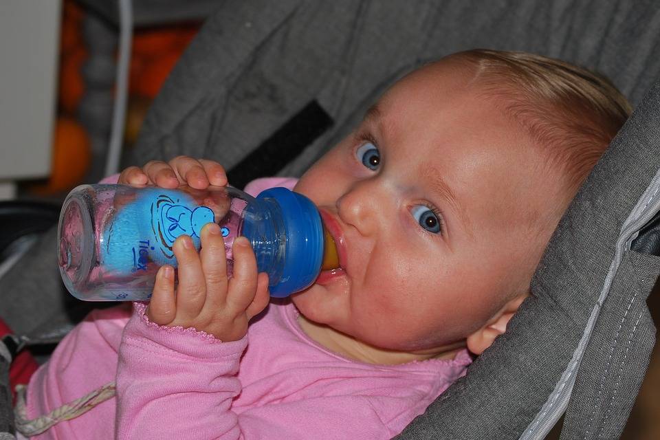 Нужно ли поить ребенка водой при грудном или искусственном вскармливании?
