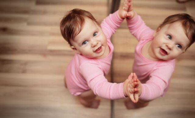 Почему младенцам (грудничкам) нельзя смотреть в зеркало — народные приметы и мнение психологов