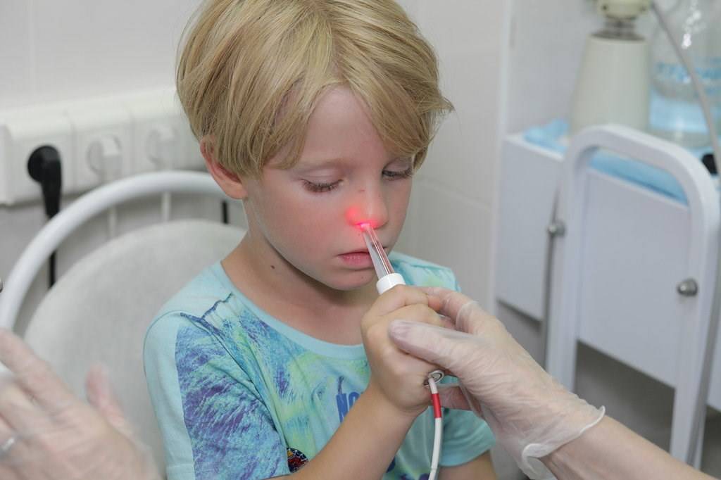 Насморк и заложенность носа у детей: причины, симптомы и лечение