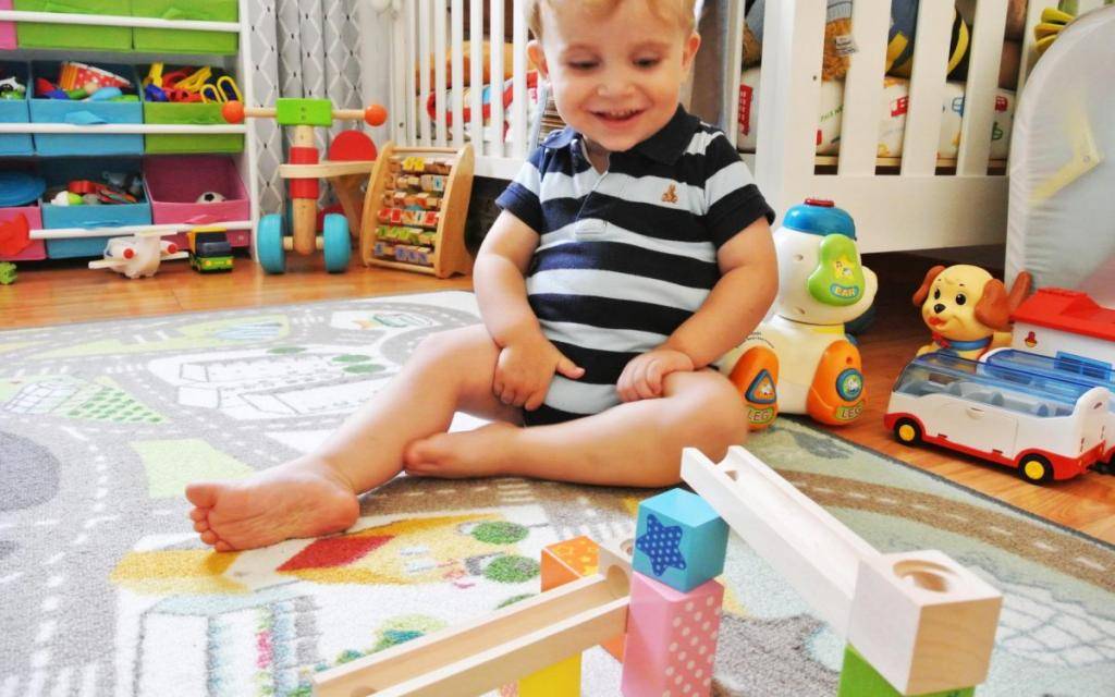 Ребенок 1 год 10 месяцев: развитие, навыки и умения, занятия с малышом