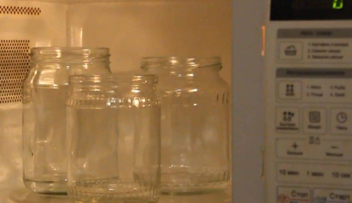 Стерилизация банок в микроволновке: можно ли ставить стекло в микроволновую печь
