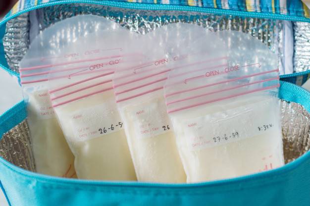 Как правильно замораживать грудное молоко, в чем, сколько хранить?
