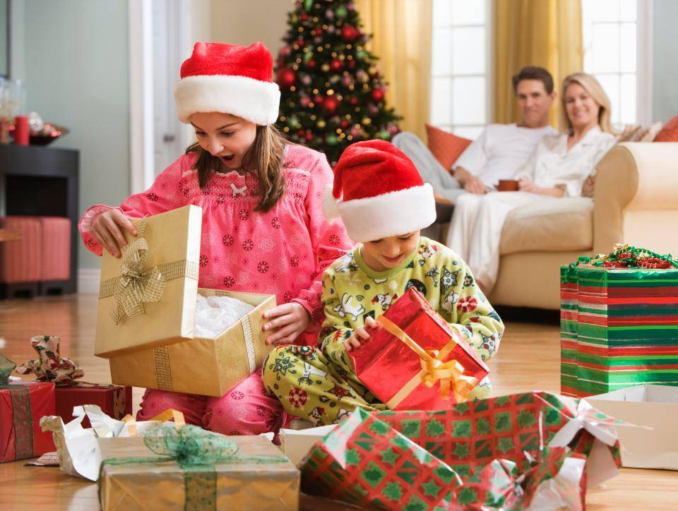 Как подготовиться к новому году и рождеству: письма деду морозу, подарки, костюмы, украшение дома, новогодние фильмы, ёлка, гороскоп и новогодний стол.