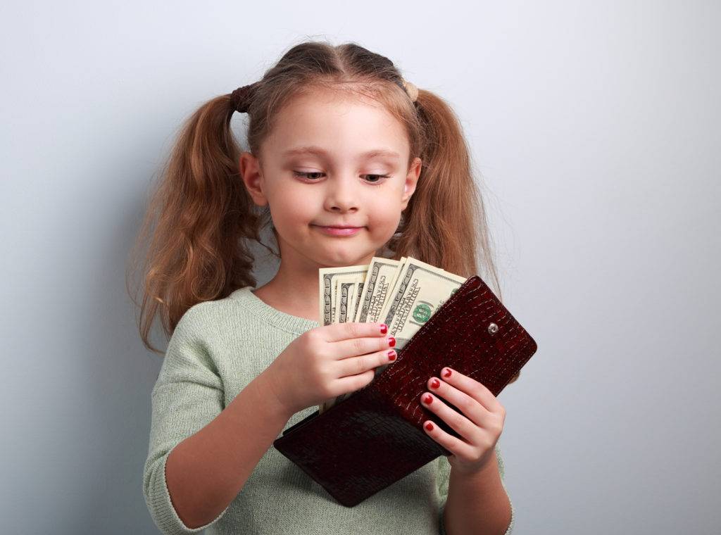 Нужно ли давать ребенку деньги на карманные расходы?