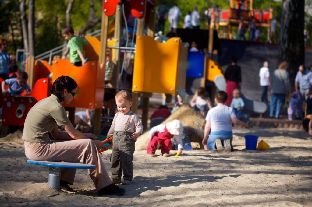 6 способов увести ребенка с детской площадки без истерики