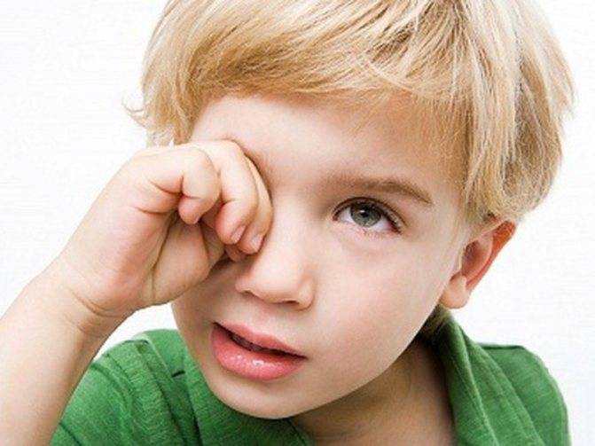 Ребенок трет глаза - причины в разном возрасте