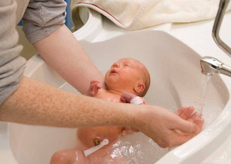 Сколько марганцовки добавлять в воду для купания новорожденного