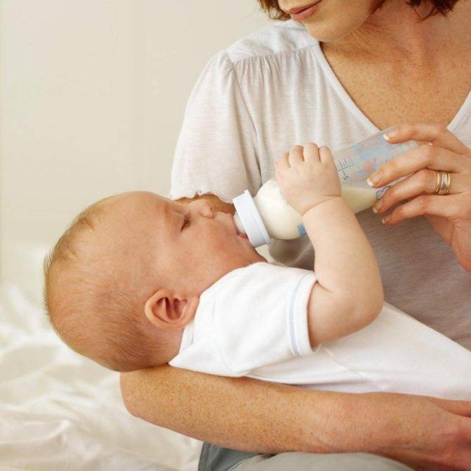 Как правильно держать бутылочку и кормить ребенка смесью