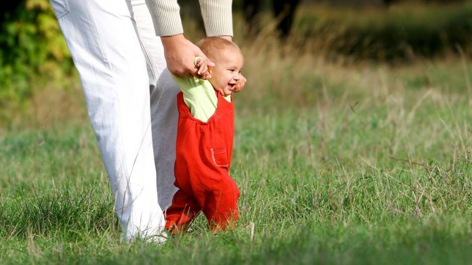 Как научить ребенка ходить: рекомендации и ошибки родителей