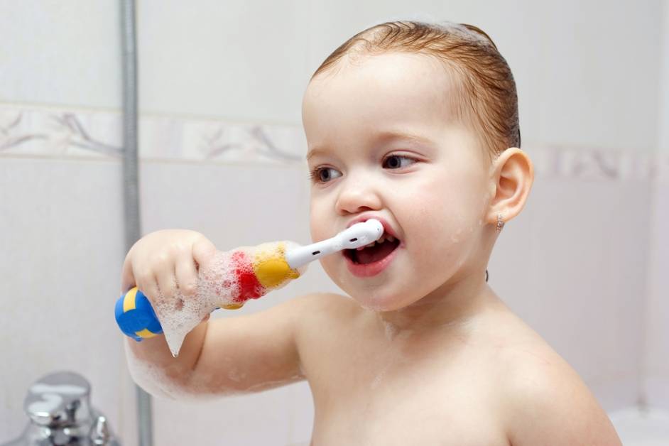 Как обучить ребенка самому чистить зубы щеткой