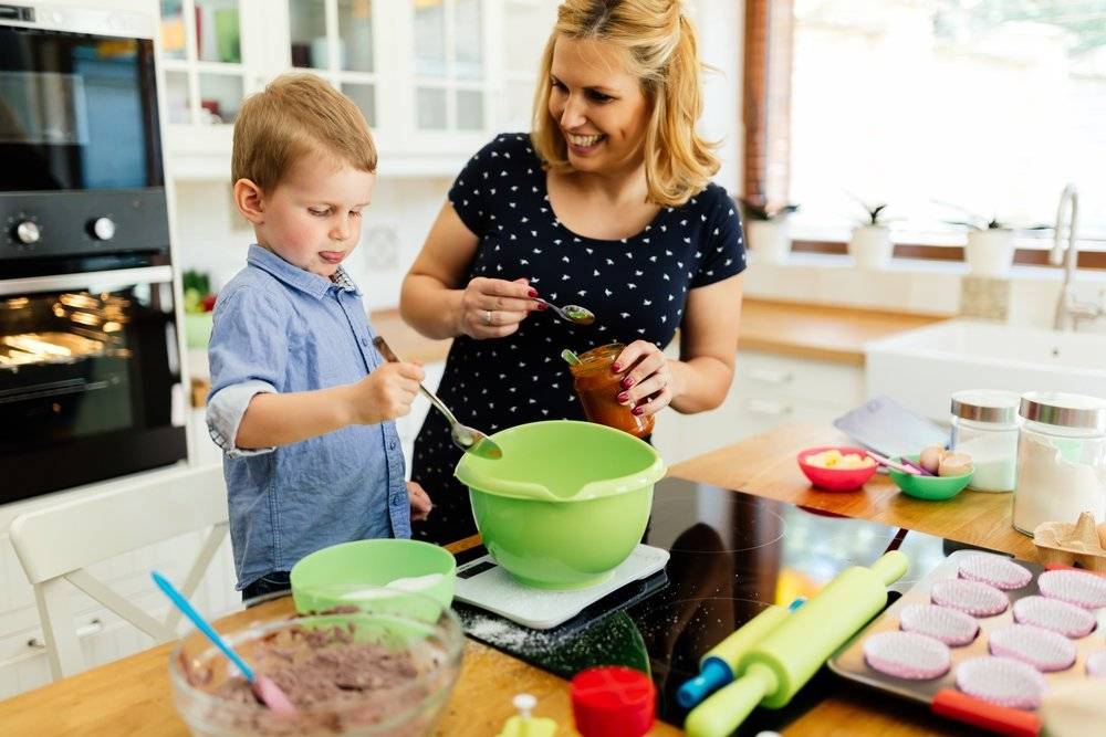 Дети на кухне. играем и учим готовить | цветы жизни