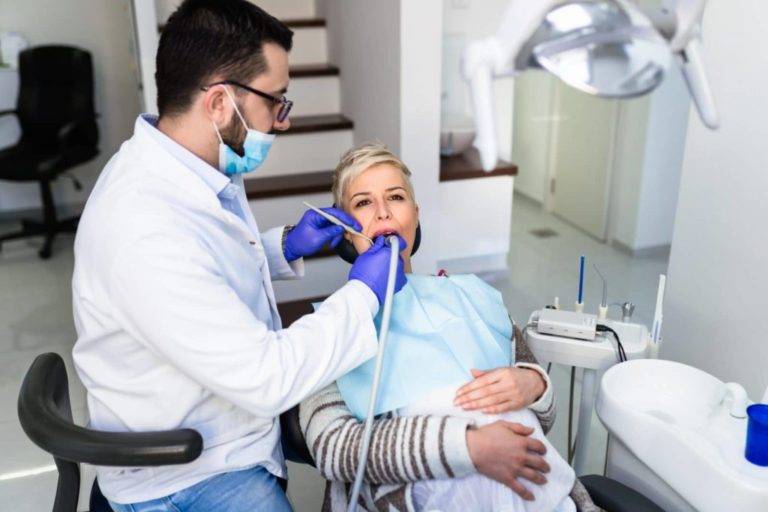 В каких случаях беременным можно лечить зубы с анестезией?