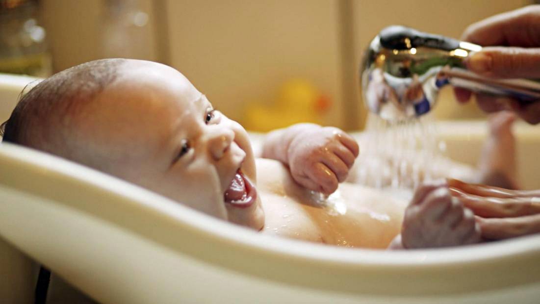 Ежедневная гигиена новорожденного ребенка: купание, утренние гигиенические процедуры, средства